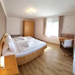 לינה וארוחת בוקר Haus Falle 3*